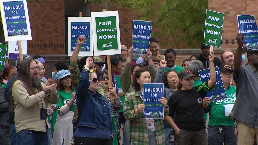 Workers and allies holding signs that say 'Fair Contract Now' and 'Walkout for Washington'